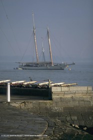Sailing, shore and dock ambiances, Cowes, (UK, IOW), Schooner America replica, RYS guns