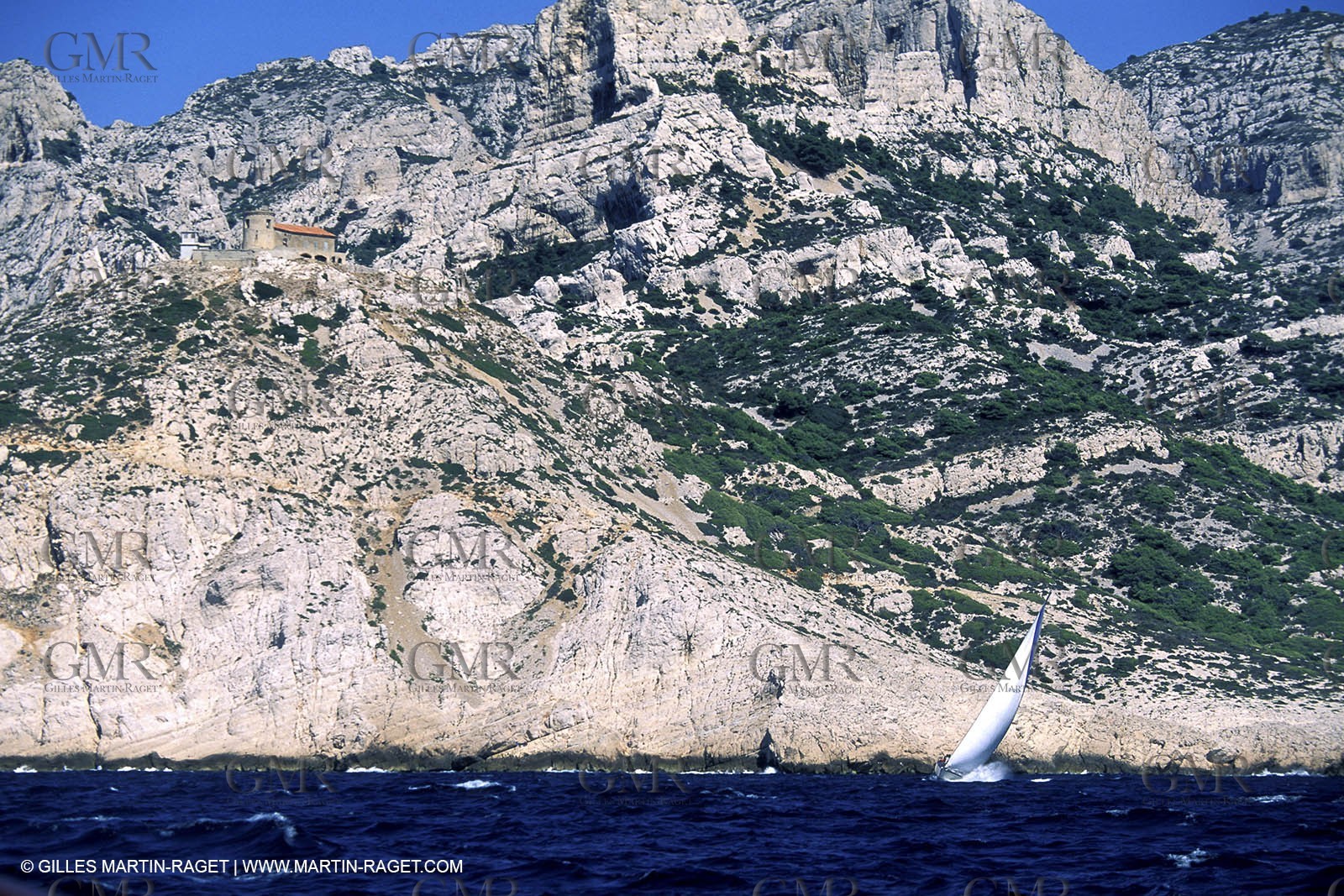 Crusing monohull sailing