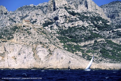 Crusing monohull sailing