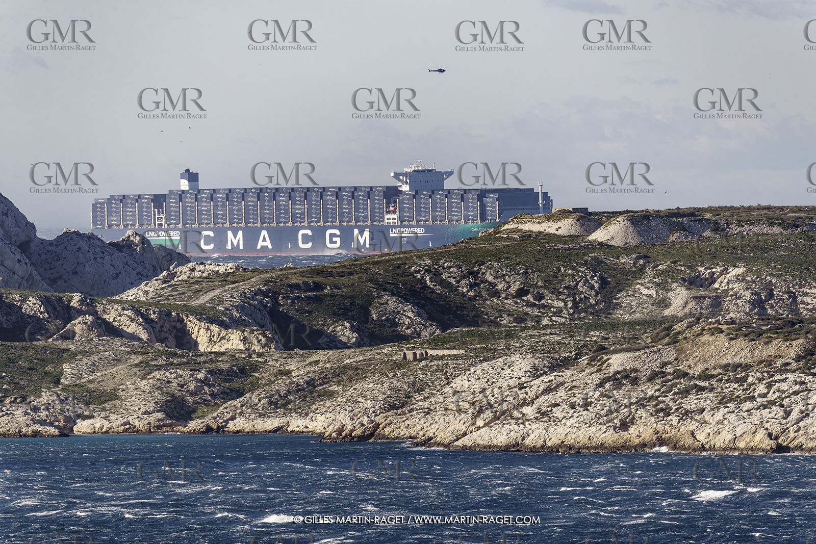 14 12 2023, Marseille (FRA), arrivée du Palais Royal, porte container armé par la CMA CGM, navire de 400 mètres de long, 67 mètres de large, qui transporte 23 000 conteneurs avec propulsion au GNL