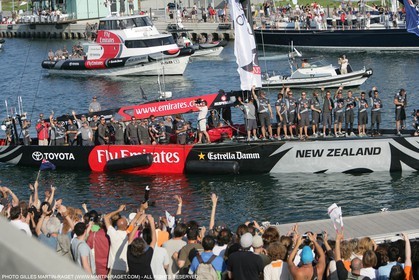 06 06 2007-Valencia (Spain)- 32nd America's Cup - Louis Vuitton Cup Final - Day 5 - Emirates Team New Zealand receive the Louis Vuitton Cup