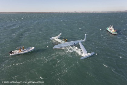 21 12 2008 - Port Saint Louis du Rhône (FRA, 13) - L'Hydroptère peu après son chavirage survenu lors d'une tentative contre le record de vitesse absolu à la voile