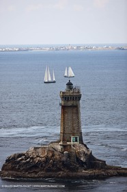 19 05 2010- Sein - (FRA,56)  -  Pen Duick III et Pen Duick VI dans le raz de Sein