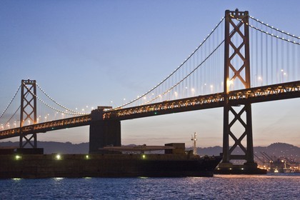 28 02 2011 - San Francisco (USA, CA) - USA 17 arrival in San Francisco - Star ISfjord passin under Oakland Bay Bridge
