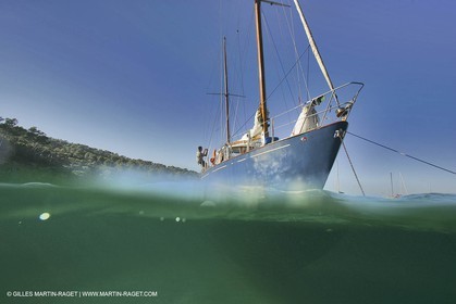 Monocoque de croisiere au mouillage