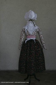 Mai 2004 - La Tour d'Aigues (FRA, 84) Costumes anciens pour l'exposition Femmes du Midi
