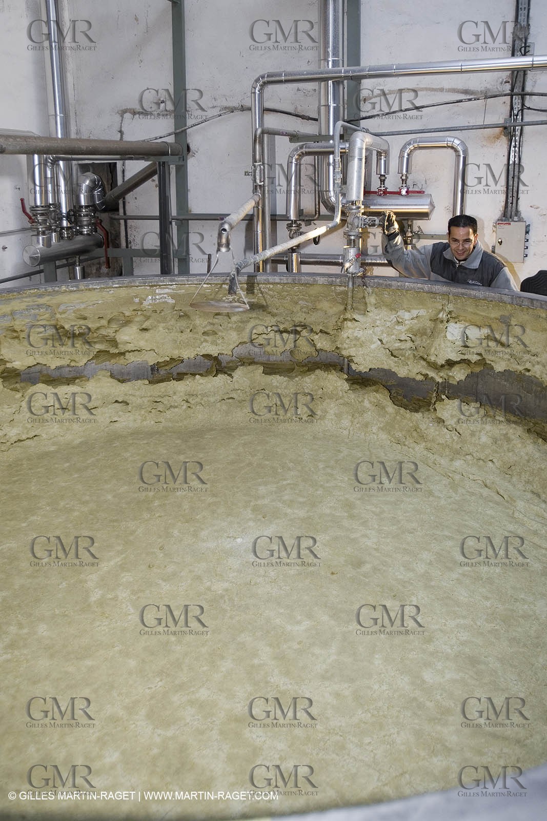 01 02 2007 - Salon de Provence - Fabrication traditionelle du savon de Marseille aux savonneries Marius Fabre - Cuve pleine de pâte à savon**01 02 2007 - Salon de Provence - Traditional soap of Marseille making at Marius Fabre soap maker - Tank full of soap