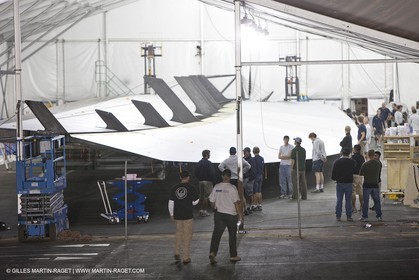 08 11 2009 - San Diego (USA, CA) - 33rd America's Cup - BMW ORACLE Racing - Wing revealed
