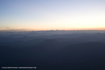 01 09 2007 - sommet du Mont Ventoux (FRA, 84) - Vue vers le nord vers la Haute Provence et les Alpes du Sud (Massuf de l'Oisans)