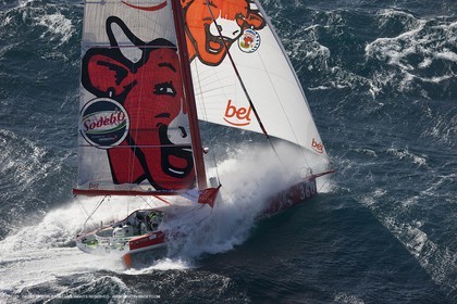 14 07 2008 - Port Camargue (FRA,30) - Monocoques IMOCA - Vendée Gobe 2008 - Kito de Pavant (Groupe Bel) à l'entraînement dans le Mistral