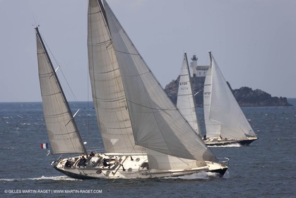 19 05 2010- Sein - (FRA,56)  -  Pen Duick III et Pen Duick VI dans le raz de Sein