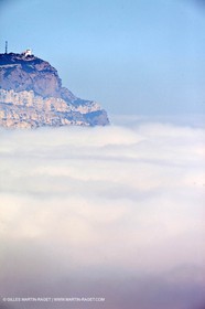 06 08 09 - Marseille - La neble - Brouillard sur les calanques et îles de Marseille