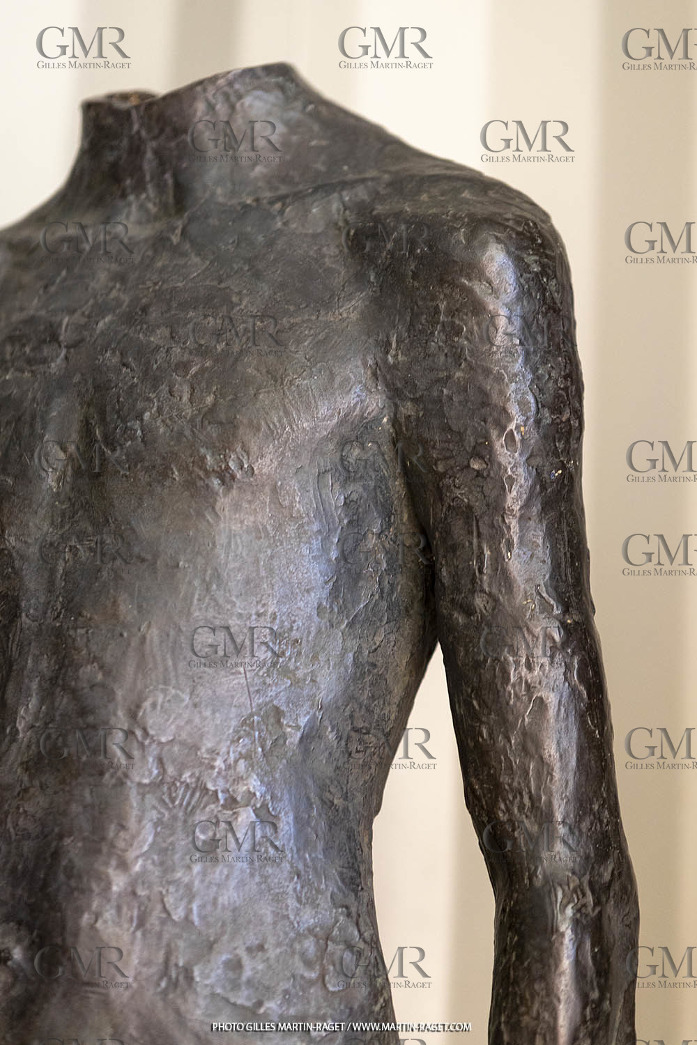 20 07 2020, St Rémy de Provence, Oeuvre de Germaine Richier, Torse I 1934, Bronze patiné foncé, épreuve d'exposition, Fondeur : Susse, Paris, 108 X 47,5 X 33 cm, collection particulière,