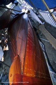 Bateaux à moteur, canots d'époque, Construction de la répolique de Sagitta au chantier Trapani (Cassis, FRA,13)