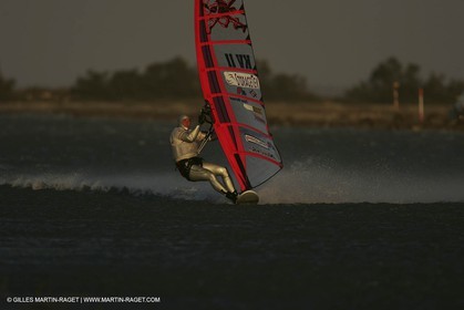 13 11 2004 - Les Saintes Maries de la mer (France) - Irish sailboarder Finian Maynard beat the overall sailing speed record with a run at 46,82 knts.