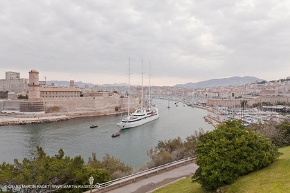 23 10 2010 - Marseille (FRA,13) - Le Ponant - Arrival in Marseille and entrance in the historical port