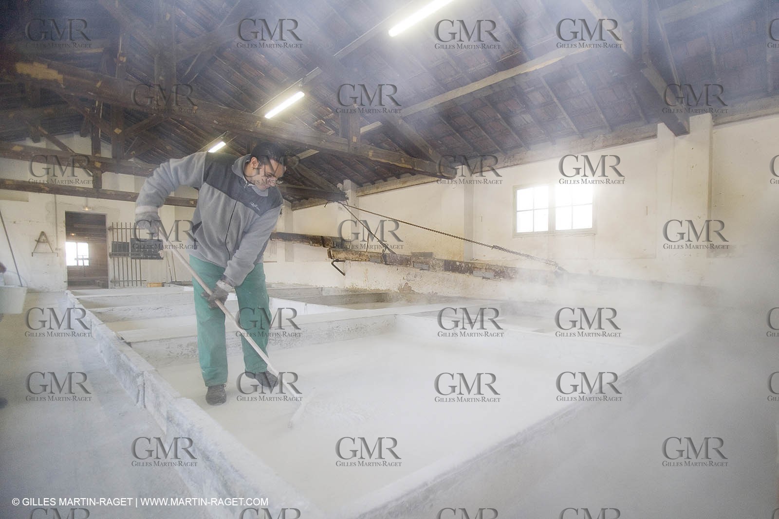 01 02 2007 - Salon de Provence - Fabrication traditionelle du savon de Marseille aux savonneries Marius Fabre - Préparation des bacs avec du talc**01 02 2007 - Salon de Provence - Traditional soap of Marseille making at Marius Fabre soap maker - Tank preparation with talc