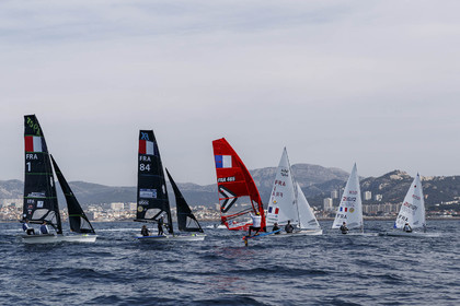 15 04 2024, Marseille (FRA), présentation des sélectionnés olympiques français en voile pour les Jeux Olympiques de Paris 2024.  Alex Mazella (Kite hommes - Formula Kite); Laurianne Nolot (Kite femmes - Formula Kite); Nicolas Goyard (Planche à voile hommes - iQFoil); Hélène Noesmoen (Planche à voile femmes- iQFoil); Camille Lecointre-Jeremie Mion (dériveur double mixte - 470); Louise Cervera (Dériveur femmes - ILCA 6); Jean-Baptiste Bernaz (Dériveur hommes - ILCA 7); Tim Mourniac - Lou Berthomieu (Multicoque mixte - Nacra 17); Clément Péquin - Erwan Fischer (Skiff hommes - 49er); Sarah Steyaert-Charline Picon (Skiff femmes - 49er FX).