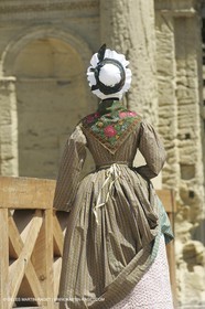 Mai 2004 - La Tour d'Aigues (FRA, 84) Costumes anciens pour l'exposition Femmes du Midi