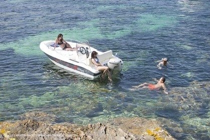 Bateau à Moteur au mouillage