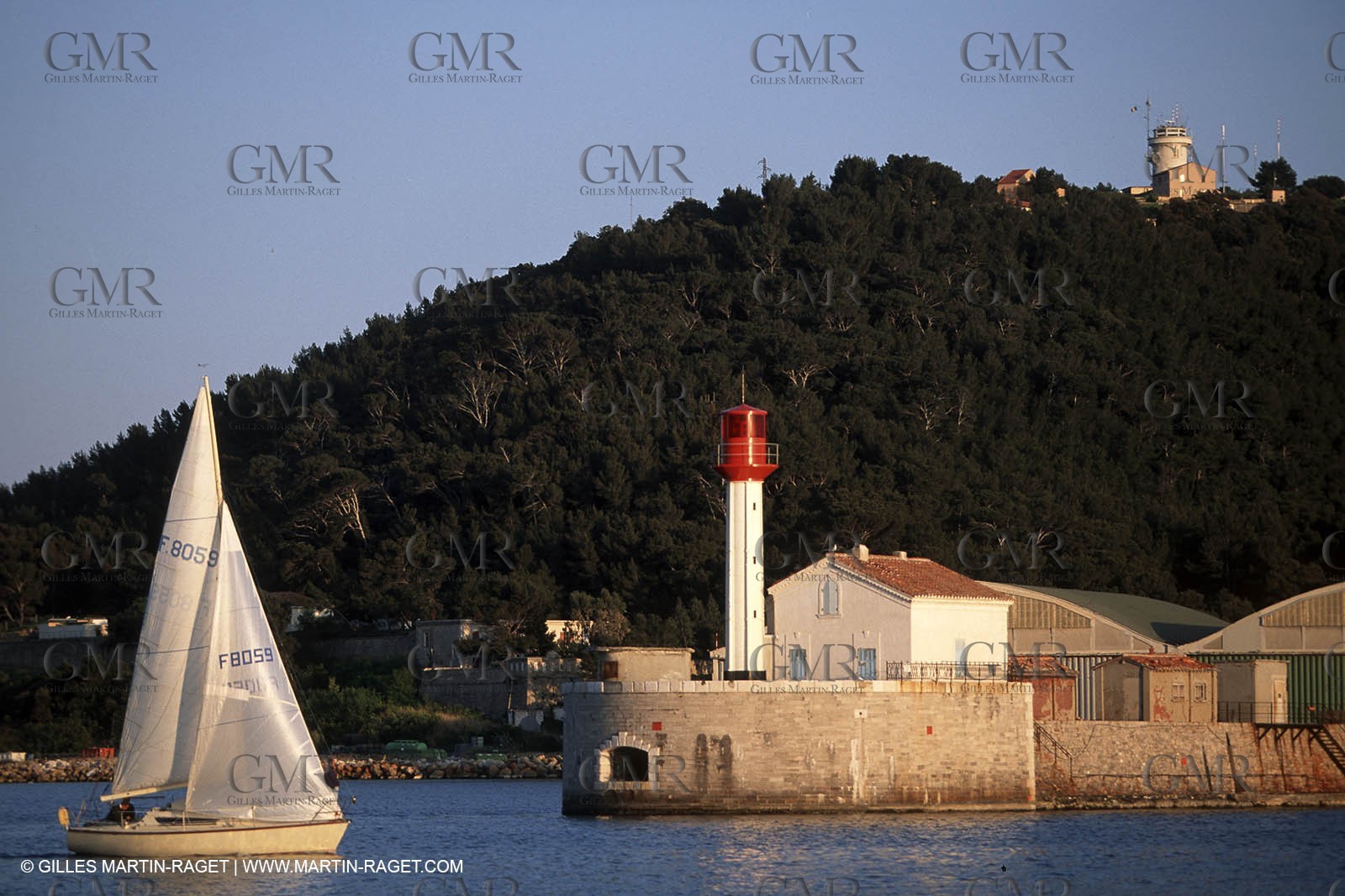 Crusing monohull sailing