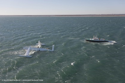 21 12 2008 - Port Saint Louis du Rhône (FRA, 13) - L'Hydroptère peu après son chavirage survenu lors d'une tentative contre le record de vitesse absolu à la voile