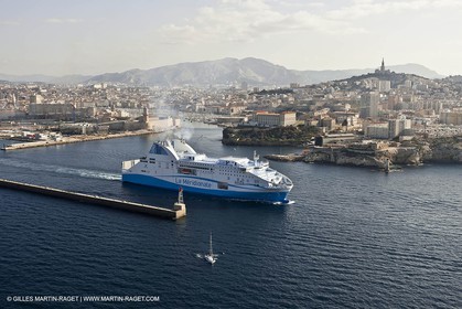 14 01 2012 - Marseille (FRA,13) - Compagnie La Méridionale - le Piana devant Marseille et les Calanques