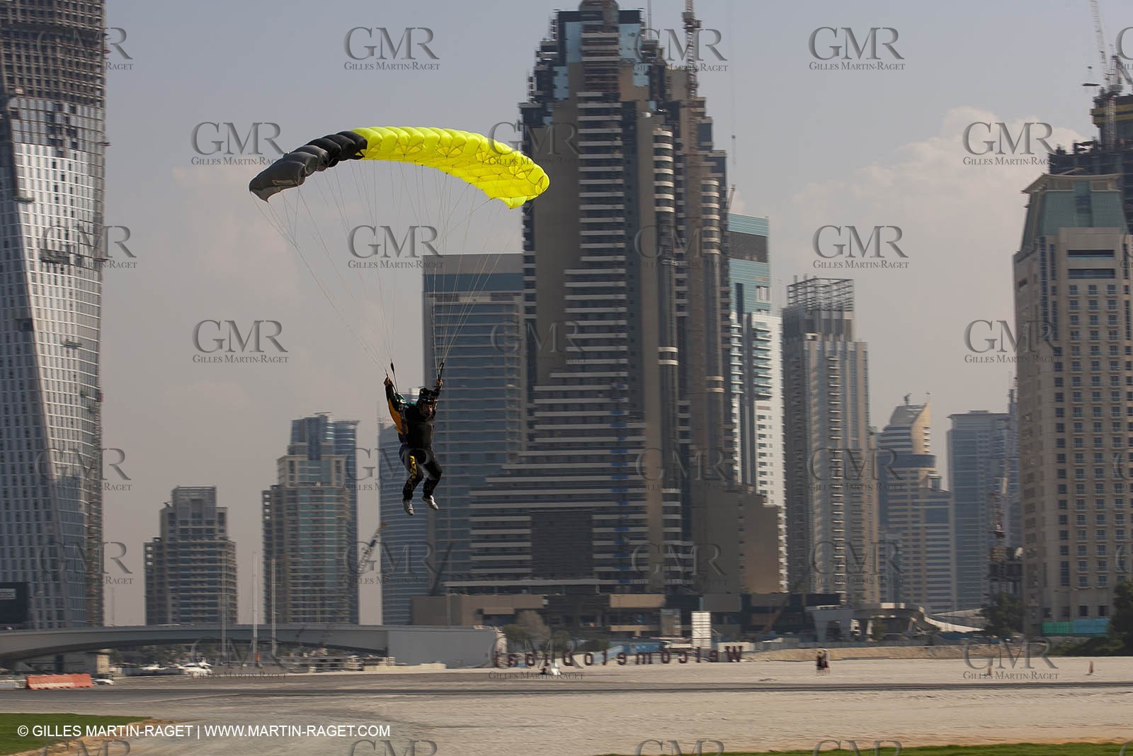 21 11 2010 - Dubai (UAE) - Dubai Louis Vuitton Trophy -  - Day off - James Spithill and Peter Lester go paragliding