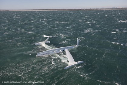 21 12 2008 - Port Saint Louis du Rhône (FRA, 13) - L'Hydroptère peu après son chavirage survenu lors d'une tentative contre le record de vitesse absolu à la voile