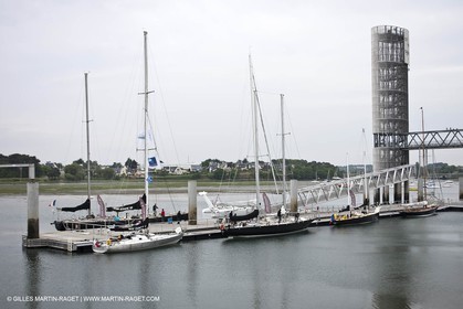 19 05 2010- Lorient- (FRA,56)  - les cinq Pen Duick et l'Hydroptère devant la Cité de la Voile Eric Tabarly