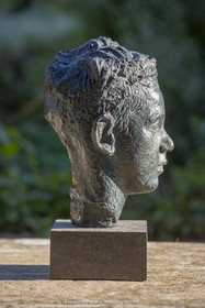 17 04 2022, St Rémy de Provence (FRA,13), Oeuvre de Germaine Richier, Buste n° 2, Rémi Coutin enfant, 1927-1928, Bronze patiné foncé, éreuve d'exposition, 31 x 20 x 21 cm, collection Famille Germaine Richier