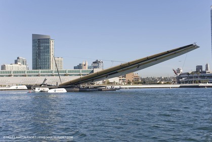 10 11 2009 - San Diego (USA, CA) - 33rd America's Cup - BMW ORACLE Racing - Wing Testing - Day 1