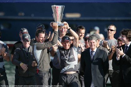 06 06 2007-Valencia (Spain)- 32nd America's Cup - Louis Vuitton Cup Final - Day 5 - Emirates Team New Zealand receive the Louis Vuitton Cup