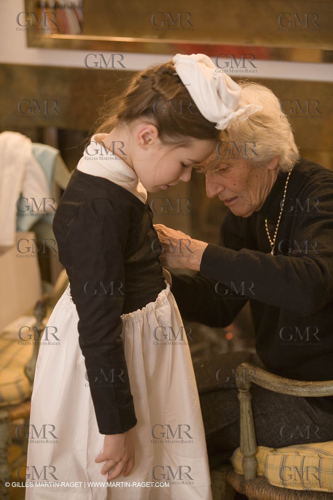 24 12 2006 - Les Baux de Provence - Christmas eve - Midnight mass with vivid crib and traditional procession in Saint Vincent Church.