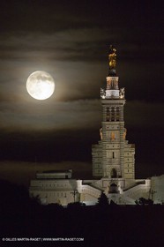 05 06 2012 - Marseille (FRA,13) - Pleine lune à Notre Dame de la Garde vue depuis l'impasse Clerville (7ème)