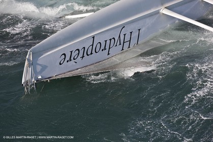 21 12 2008 - Port Saint Louis du Rhône (FRA, 13) - L'Hydroptère peu après son chavirage survenu lors d'une tentative contre le record de vitesse absolu à la voile