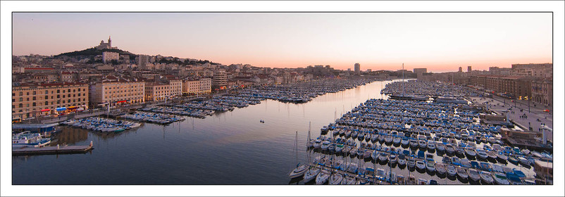 Produit : Tirage photo réalisé par nos soins sur imprimante jet d'encre professionnelle Epson à partir de 8 encres ultrachrome inaltérables (label Digigraphie).Formats au choix :. 20 x 60 cm. 33 x 95 cm- 52 x 150 cmChoix des papiers :. Papier standard brillant 250 gr., filet noir, marge blanche, tirage non signé. Papier haut de gamme satiné 290 gr. filet noir, marge blanche, tirage vérifié et signé par l'auteur.. Autres supports (canvas, acrylique, dibond) sur demandeConditionnement : tube cylindrique renforcé.Options pour l'expédition : . colissimo + dépôt boîte aux lettres (France uniquement). Colissimo avec signature à réception. Transporteur express (2 jours ouvrés) avec signature à réceptionCliquez sur caddie pour sélectionner votre formule et démarrer la procédure de commande en ligne