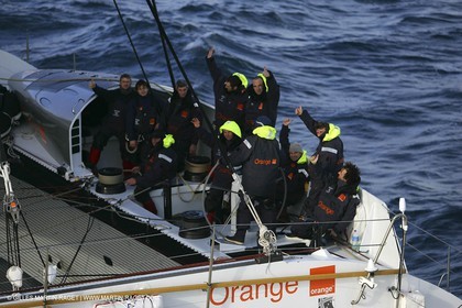 Orange II-Trophée Jules Verne 2005-Départ de Ouessant-Bruno Peyron et l'équipage