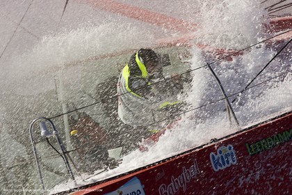 14 07 2008 - Port Camargue (FRA,30) - Monocoques IMOCA - Vendée Gobe 2008 - Kito de Pavant (Groupe Bel) à l'entraînement dans le Mistral