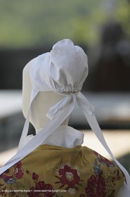 Mai 2004 - La Tour d'Aigues (FRA, 84) Costumes anciens pour l'exposition Femmes du Midi