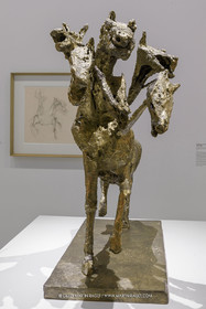 02 05 2023, Paris (FRA), oeuvre de Germaine Richier, Exposition Centre Pompidou 2023, Le Cheval à six têtes, grand 1954-1956, Bronze naturel nettoyé, Epreuve d'exposition, Fondeur : L. Thinot, Paris, 103 x 100 x 44 cm, Centre Pompidou, Musée national d'art moderne, Paris, don, 2021
