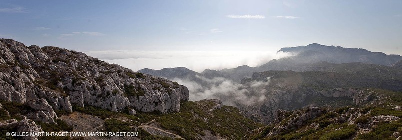 06 08 09 - Marseille - La neble - Brouillard sur les calanques et îles de Marseille