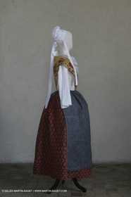 Mai 2004 - La Tour d'Aigues (FRA, 84) Costumes anciens pour l'exposition Femmes du Midi