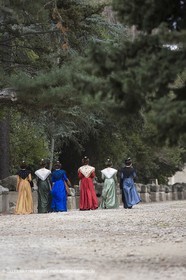 04 03 2007 - Arles - Queen of Arles and her assistants at Les Alyscamps monument