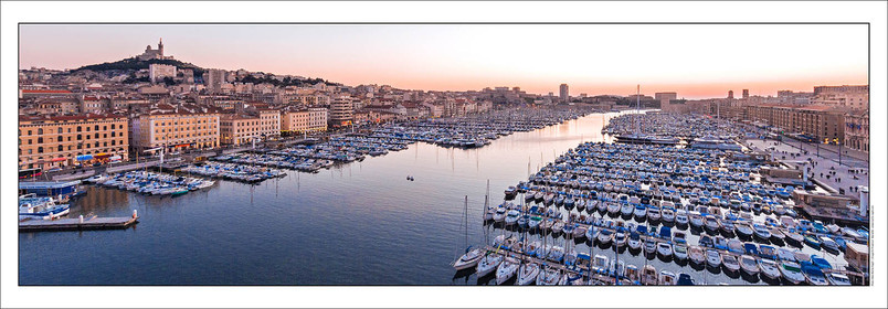 Produit : Tirage photo réalisé par nos soins sur imprimante jet d'encre professionnelle Epson à partir de 8 encres ultrachrome inaltérables (label Digigraphie).Formats au choix :. 20 x 60 cm. 33 x 95 cm- 52 x 150 cmChoix des papiers :. Papier standard brillant 250 gr., filet noir, marge blanche, tirage non signé. Papier haut de gamme satiné 290 gr. filet noir, marge blanche, tirage vérifié et signé par l'auteur.. Autres supports (canvas, acrylique, dibond) sur demandeConditionnement : tube cylindrique renforcé.Options pour l'expédition : . colissimo + dépôt boîte aux lettres (France uniquement). Colissimo avec signature à réception. Transporteur express (2 jours ouvrés) avec signature à réceptionCliquez sur caddie pour sélectionner votre formule et démarrer la procédure de commande en ligne