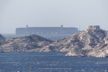 14 12 2023, Marseille (FRA), arrivée du Palais Royal, porte container armé par la CMA CGM, navire de 400 mètres de long, 67 mètres de large, qui transporte 23 000 conteneurs avec propulsion au GNL