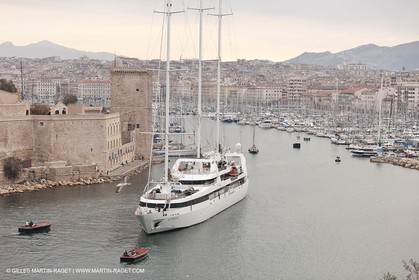 23 10 2010 - Marseille (FRA,13) - Le Ponant - Arrival in Marseille and entrance in the historical port