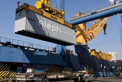 02 03 2012 - Naples (ITA) - 34th America's Cup - America's Cup World Series Naples 2012 - Cargo unloading