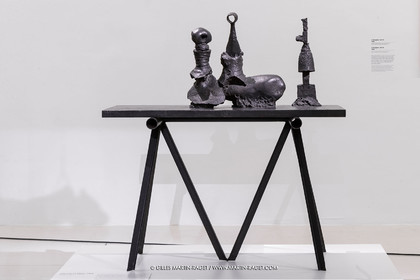 02 05 2023, Paris (FRA), oeuvre de Germaine Richier, Exposition Centre Pompidou 2023,  Trio I ou La Place 1954, Bronze patiné foncé,Numéroté 1 6, Fondeur : L.Thinot, Paris, 56 x 128 x 61 cm, Collection particulière