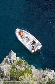 Bateau à Moteur au mouillage